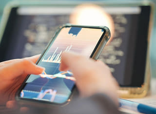 Inversor que comprueba un proceso claro de transferencia y retiro de su dinero