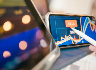 Operador que estudia alternativas de forex, Ethereum y Bitcoin en múltiples mercados